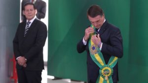 Bolsonaro assina decreto que flexibiliza posse de armas
