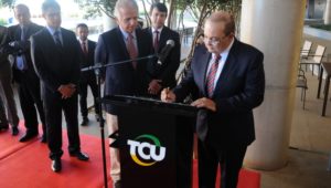 Ibaneis assina decreto que cria Política de Governança e acordo de cooperação com TCU