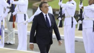Bolsonaro vai sobrevoar hoje áreas afetadas pelo temporal em Petrópolis (RJ)