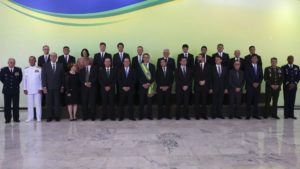 Ministros do governo Bolsonaro recebem cargos dos antecessores nesta quarta