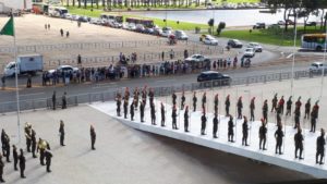 Troca da guarda do Palácio do Planalto acontece nesta terça (14)