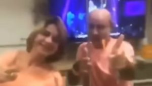 Ex-assessor de Flávio Bolsonaro, Queiroz aparece dançando em vídeo no hospital