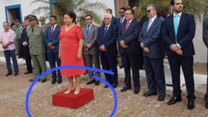 Governadora petista do Piauí usa tamborete para se destacar em solenidade
