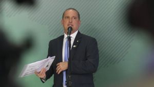 Onyx é exonerado para desarquivar projetos; ministro do Turismo reassume o posto