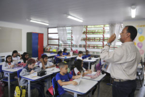 Cartão Material Escolar para ajudar 60 mil alunos de baixa renda