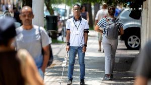 Estudante desenvolve protótipo de bengala eletrônica de custo menor