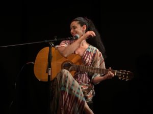 FERNANDA CABRAL SE APRESENTA  NA CAIXA CULTURAL BRASÍLIA