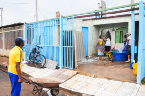 GDF faz mutirão para ajudar famílias que tiveram casas destelhadas pela chuva