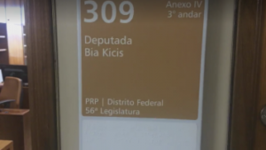 Bia Kicis queria um chuveiro no gabinete