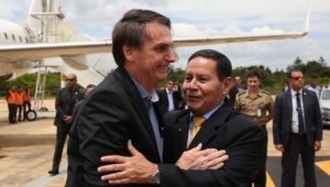 Se Bolsonaro não decide, Mourão opina, mas defende ‘até os dentes’ o que é oficial