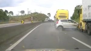 Vídeo mostra perseguição policial a carro roubado na Fernão Dias