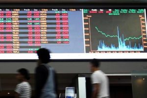 Bolsa sobe e tem valor mais alto da semana; dólar cai e fecha a R$ 3,74