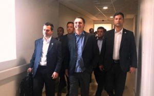 Bolsonaro recebe alta e previsão de chegada em Brasília é por volta das 14h