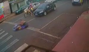 Vídeo: Polícia persegue homem que fugiu de kart pelas ruas do Paraná