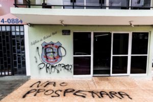 Prédio do Sinpol-DF é pichado com frase “Não Prosperará”