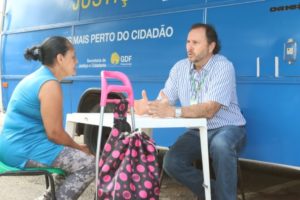 Ônibus itinerante da Sejus presta informações sobre serviços funerários