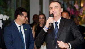 Bolsonaro diz que não brinca de presidir o país, em resposta a Rodrigo Maia