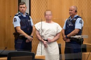 Atirador de ataques a mesquitas na Nova Zelândia é levado a tribunal