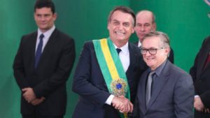 Bolsonaro diz que vai conversar com Vélez sobre os rumos da educação