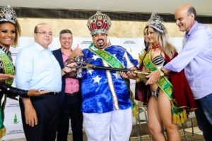 Carnaval do DF: Ibaneis entrega chave da cidade para Rei Momo