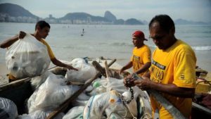 Presidente Jair Bolsonaro anuncia projeto do governo para retirar lixo do mar