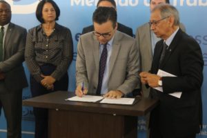 Acordo entre Sejus e Setrab vai ampliar oferta de emprego para pessoa com deficiência no DF