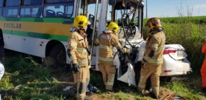 Carro bate em ônibus escolar, deixa dois mortos e crianças feridas no DF