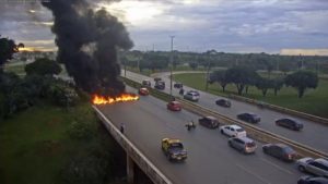 Moradores põem fogo em pneus na Estrutural contra casas no chão