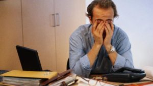 ‘O trabalho adoece e mata as pessoas’, alerta especialista de Stanford