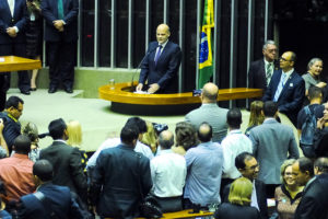 Paco Britto discursa durante homenagem a Brasília