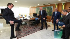 Bolsonaro discute com presidentes da Fifa, Conmebol e CBF importância do futebol