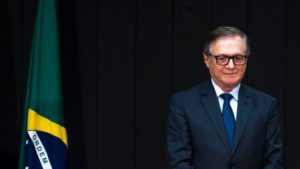 Bolsonaro sinaliza possível saída do ministro da Educação na próxima semana