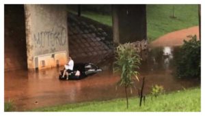 Chuva forte causa alagamentos, queda de árvores e atrapalha acesso a shows do aniversário de Brasília