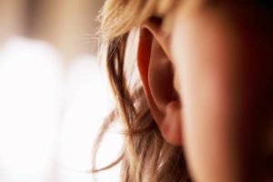 Cirurgia cerebral inédita devolve audição e voz a menina com surdez rara