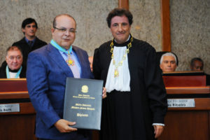 Governador Ibaneis Rocha condecorado