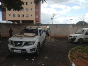 Mulher perde controle da direção e derruba muro de escola em Samambaia
