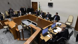 STJ mantém Lula condenado, mas reduz de 12 para 8 anos sua pena no caso triplex