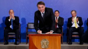 Bolsonaro sanciona lei de criação da Empresa Simples de Crédito