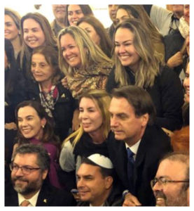 Bolsonaro tem encontro animado com grupo de excursão religiosa