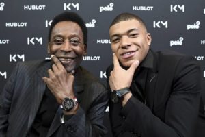 Pelé é hospitalizado após encontro com Mbappé em Paris