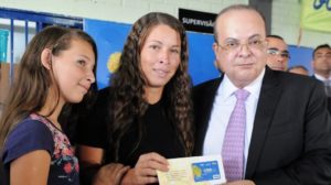 Governador Ibaneis participa da entrega dos primeiros cartões material escolar