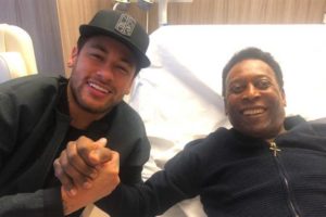 Pelé recebe alta e deixa hospital de Paris