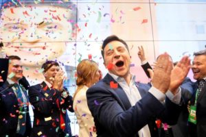 Comediante novato na política vence eleição presidencial na Ucrânia