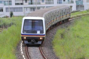 Homem saca arma durante briga de torcida e assusta passageiros do Metrô-DF