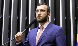 Manifestação de domingo é “convocada pelo povo”, diz deputado Filipe Barros