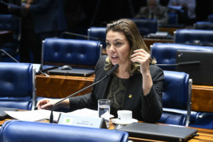 Senadora Leila do Vôlei tem carro penhorado por dívida com antigo partido
