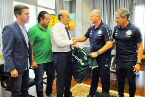 Paco Britto recebe delegação técnica do Palmeiras