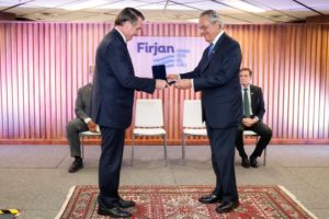 Firjan homenageia Bolsonaro com Medalha do Mérito Industrial