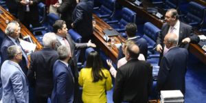 Bolsonaro pede e senadores referendam reforma administrativa aprovada na Câmara