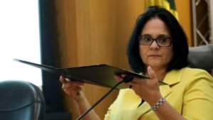 Ministra Damares bate o martelo e vai concorrer ao senado por Brasília